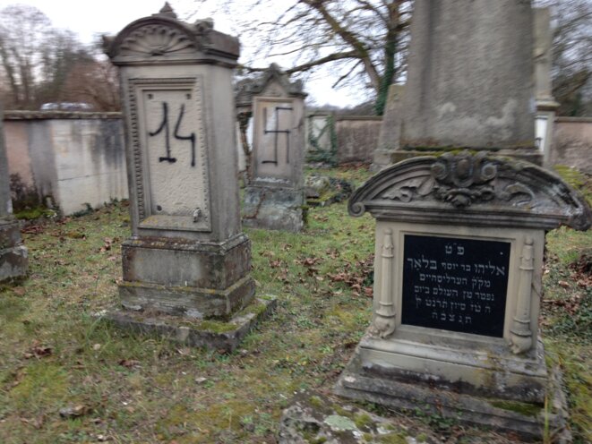 Cimetière juif profané à Herrlisheim © la feuille de chou Cimetière juif profané à Herrlisheim © la feuille de chou