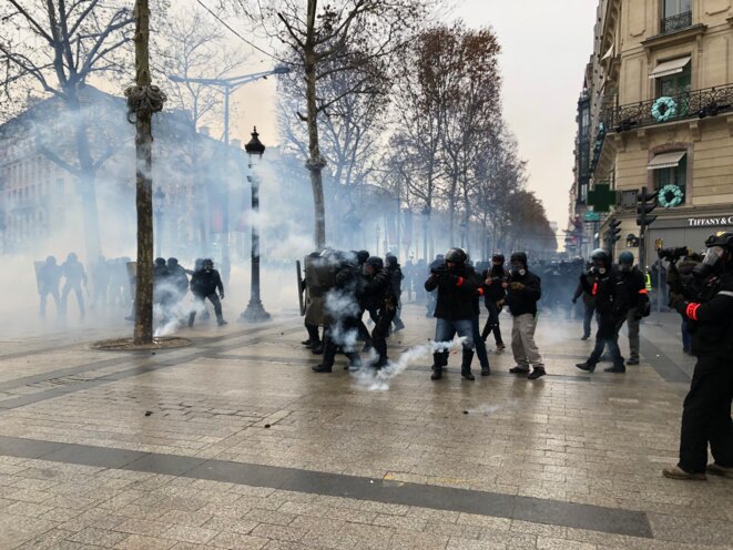 Une charge des forces de l'ordre, vers 16 heures, sur les Champs-Élysées. © Karl Laske