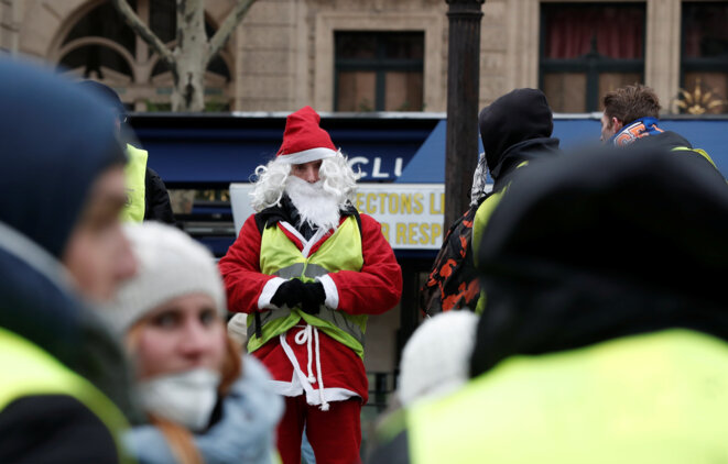 Un père Noël en gilet jaune, le 15 décembre, à Paris. © Reuters