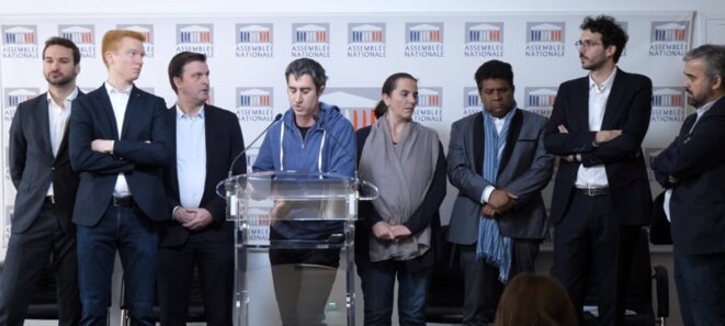 En pleine conférence de presse, François Ruffin cite Étienne Chouard sous le regard éberlué de ses collègues. © . En pleine conférence de presse, François Ruffin cite Étienne Chouard sous le regard éberlué de ses collègues. © .