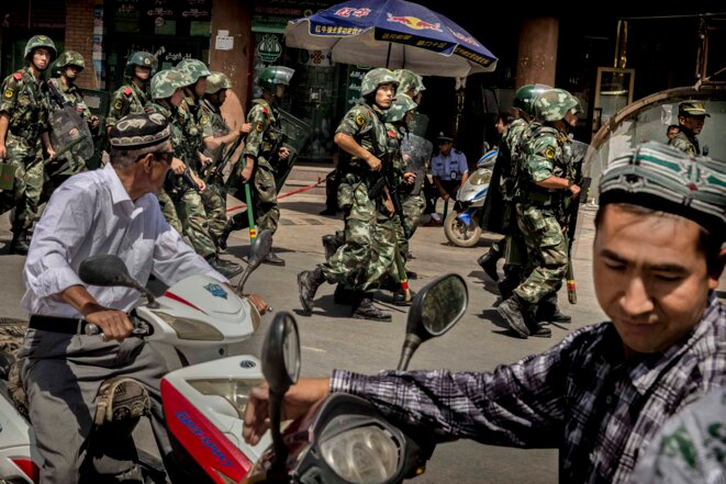 L'armée chinoise patrouille près d'une mosquée dans la Région autonome ouïghoure du Xinjiang. © Getty Images L'armée chinoise patrouille près d'une mosquée dans la Région autonome ouïghoure du Xinjiang. © Getty Images