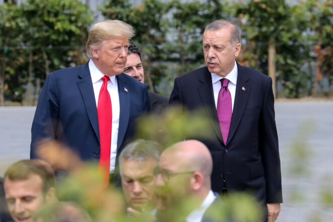 Trump aurait été convaincu notamment par Erdogan de retirer les soldats américains de Syrie. Ici, les deux présidents discutent lors du sommet de l'Otan, en juillet 2018. © Reuters Trump aurait été convaincu notamment par Erdogan de retirer les soldats américains de Syrie. Ici, les deux présidents discutent lors du sommet de l'Otan, en juillet 2018. © Reuters