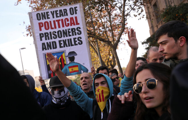 Des manifestants en marge du conseil des ministres, à Barcelone le 21 décembre 2018. © Reuters/Susana Vera