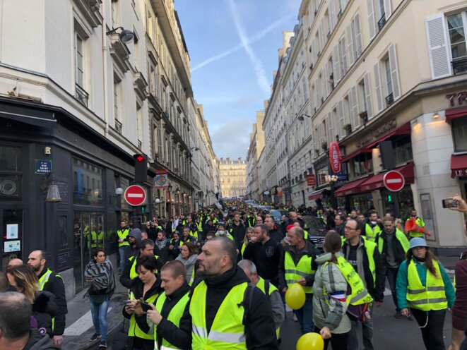 Venant de Montmartre la manifestation des gilets jaunes, rue Saint-Georges, samedi. © karl Laske Venant de Montmartre la manifestation des gilets jaunes, rue Saint-Georges, samedi. © karl Laske