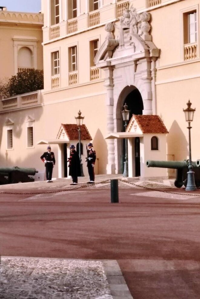 La relève de la garde à 10h00 devant le Palais des Princes de Monaco © Didier CODANI La relève de la garde à 10h00 devant le Palais des Princes de Monaco © Didier CODANI