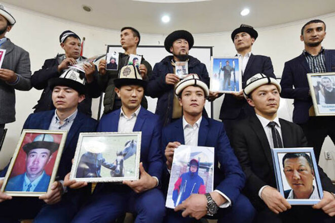 Des hommes kirghizes préparent des portraits de leurs proches lors d'une conférence de presse à Bichkek le 29 novembre 2018. © Vyacheslav Oseledko—AFP Des hommes kirghizes préparent des portraits de leurs proches lors d'une conférence de presse à Bichkek le 29 novembre 2018. © Vyacheslav Oseledko—AFP