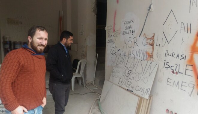 Taner Mutlu, carreleur-matériel, sur le chantier de construction qu'il occupe depuis trois mois avec ses camarades ouvriers pour réclamer le paiement de leurs salaires. © NC Taner Mutlu, carreleur-matériel, sur le chantier de construction qu'il occupe depuis trois mois avec ses camarades ouvriers pour réclamer le paiement de leurs salaires. © NC