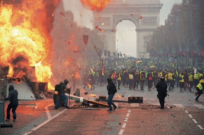 gilets-jaunes-au-coeur-de-l-embrasement-sur-champs-elysees