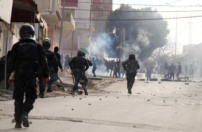 Affrontements entre forces de l'ordre et manifestants, le 25 décembre 2018 à Kasserine, en Tunisie. © Reuters / Amine Ben Aziza. Affrontements entre forces de l'ordre et manifestants, le 25 décembre 2018 à Kasserine, en Tunisie. © Reuters / Amine Ben Aziza.