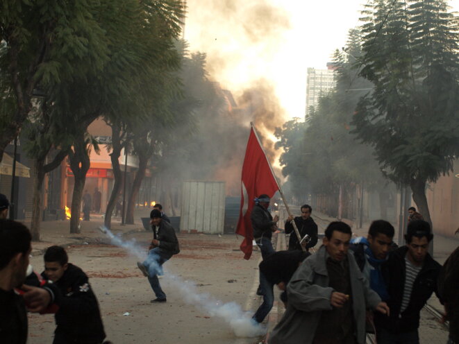 Tir tendu de grenade à gaz lacrymogène par la police, Tunis, 14 janvier 2011. Début de la révolution tunisienne. Source: Wikimedia Commons. Tir tendu de grenade à gaz lacrymogène par la police, Tunis, 14 janvier 2011. Début de la révolution tunisienne. Source: Wikimedia Commons.