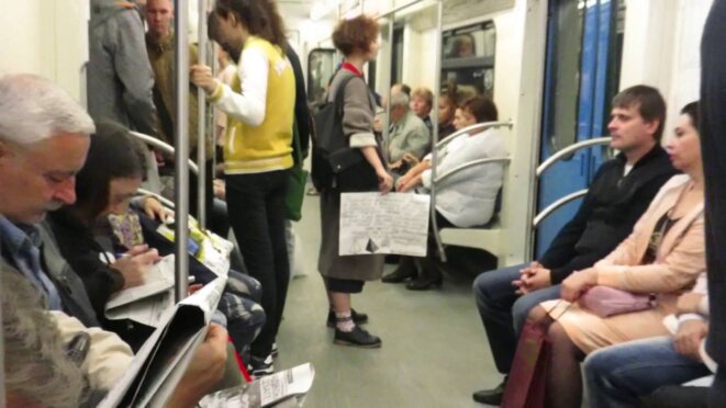 La « manifestation silencieuse » consiste à se promener dans l’espace public avec des phrases chocs scotchées à un sac. Ici, dans le métro de Moscou. © Capture d'écran YouTube La « manifestation silencieuse » consiste à se promener dans l’espace public avec des phrases chocs scotchées à un sac. Ici, dans le métro de Moscou. © Capture d'écran YouTube
