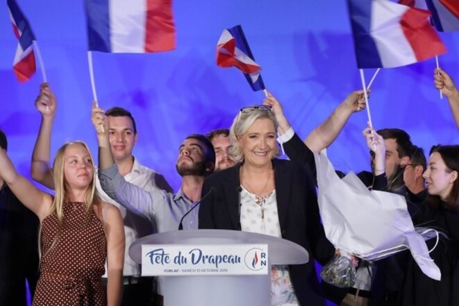 le-pen-fete-du-drapeau