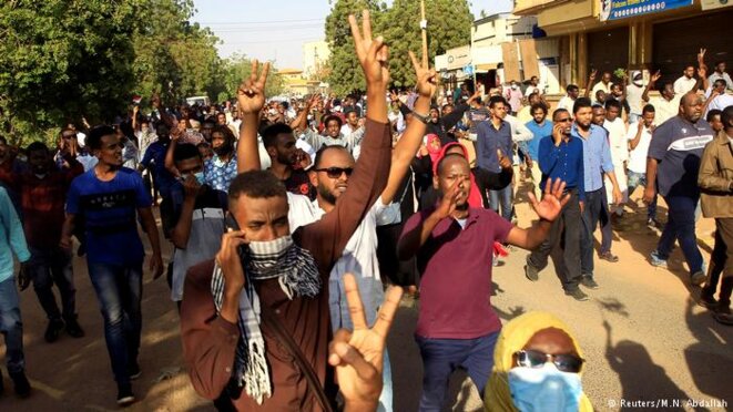 Des manifestants dans la rue de Khartoum, fin décembre 2018. © Reuter Des manifestants dans la rue de Khartoum, fin décembre 2018. © Reuter