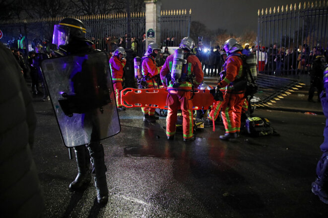 Des secours emportant un manifestant blessé, à Paris le 1er décembre 2018 © Reuters