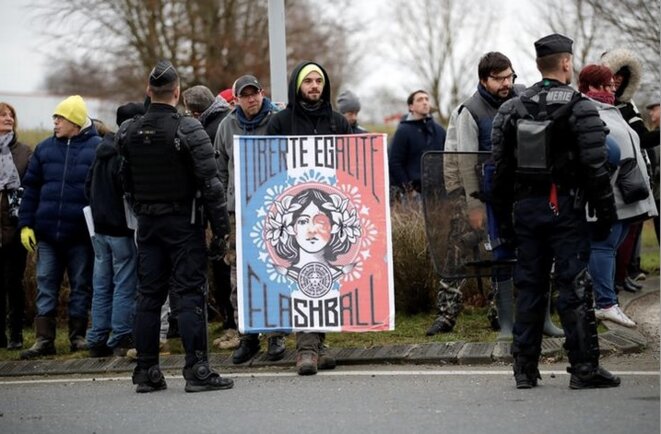 Manifestants lors du déplacement d’Emmanuel Macron dans l’Eure, le 15 janvier 2019. © Reuters/Gonzalo Fuentes