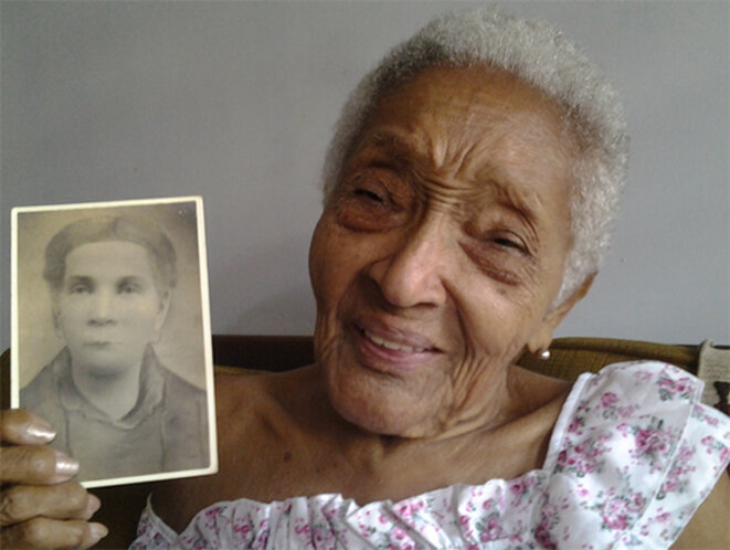 L’arrière-petite-fille de Mariana Grajales, montrant le portrait de son arrière-grand-mère © Anonyme L’arrière-petite-fille de Mariana Grajales, montrant le portrait de son arrière-grand-mère © Anonyme