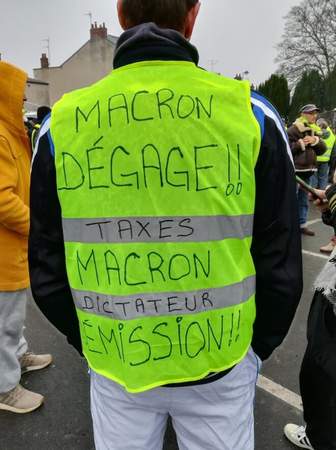 RÃ©sultat de recherche d'images pour "Gilets jaunes contre Macron Images"