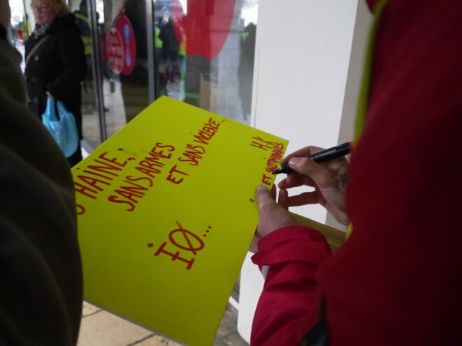 "Sans haine, sans armes et sans violence" citation de la chanson du même nom d'HK et les Saltimbanks © Zsuzsa M "Sans haine, sans armes et sans violence" citation de la chanson du même nom d'HK et les Saltimbanks © Zsuzsa M