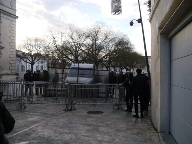 CRS devant la préfecture © Zsuzsa M CRS devant la préfecture © Zsuzsa M