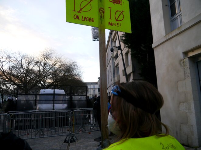 Gilets jaunes faisant face au CRS, derrière les CRS, la préfecture © Zsuzsa M Gilets jaunes faisant face au CRS, derrière les CRS, la préfecture © Zsuzsa M