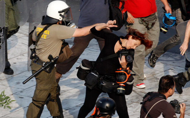 La journaliste Tatiana Bolari se faisant frapper par un policier, le 5 octobre 2011. © Archives Reuters La journaliste Tatiana Bolari se faisant frapper par un policier, le 5 octobre 2011. © Archives Reuters