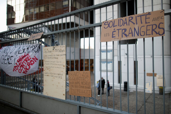 En décembre 2018, l'université Paris-1 a été bloquée en signe de soutien avec les étudiants étrangers. En décembre 2018, l'université Paris-1 a été bloquée en signe de soutien avec les étudiants étrangers.