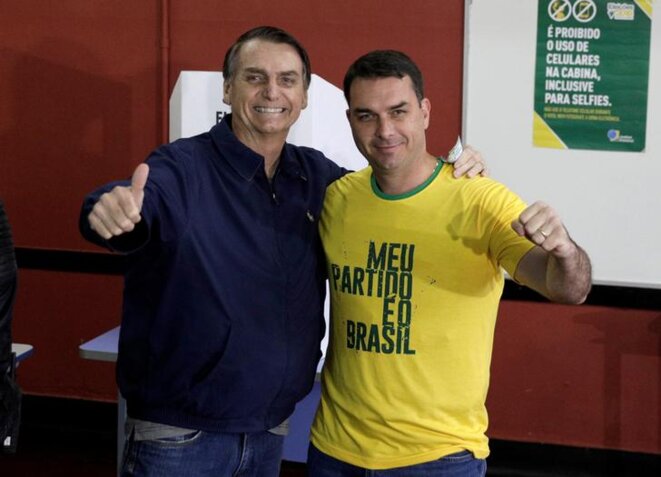 Jair Bolsonaro et son fils Flávio, à Rio de Janeiro, le 7 octobre 2018. © Reuters Jair Bolsonaro et son fils Flávio, à Rio de Janeiro, le 7 octobre 2018. © Reuters