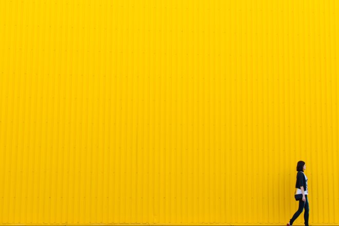 femmeseulefondjaune