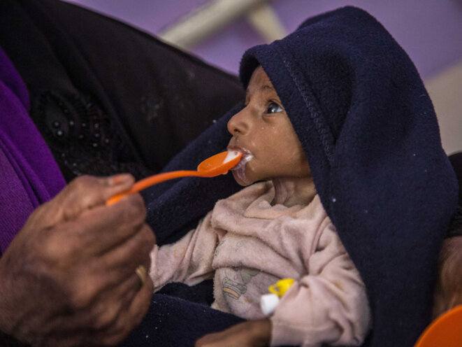Un bébé de deux mois souffrant de malnutrition sévère est nourri à Hajjah, au Yémen (novembre 2018) © WFP/Marco Frattini Un bébé de deux mois souffrant de malnutrition sévère est nourri à Hajjah, au Yémen (novembre 2018) © WFP/Marco Frattini