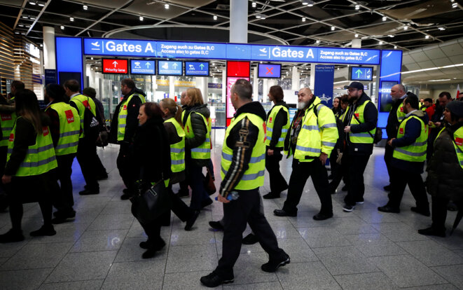 Des syndicalistes allemands de Verdi vêtus de gilets jaunes, le 10 janvier 2019 à Düsseldorf. © Reuters/Wolfgang Rattay Des syndicalistes allemands de Verdi vêtus de gilets jaunes, le 10 janvier 2019 à Düsseldorf. © Reuters/Wolfgang Rattay