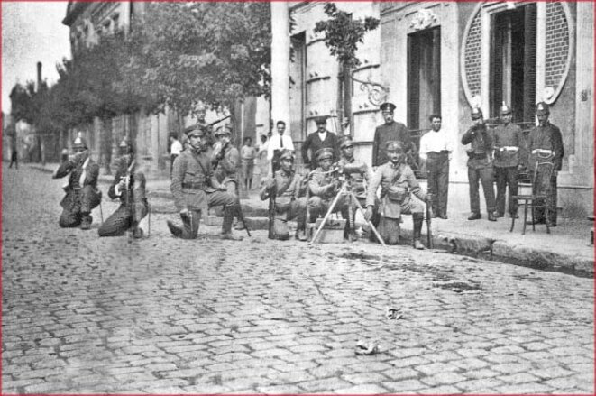 Soldats prêts à tirer contre les grévistes © Archives générales de la Nation