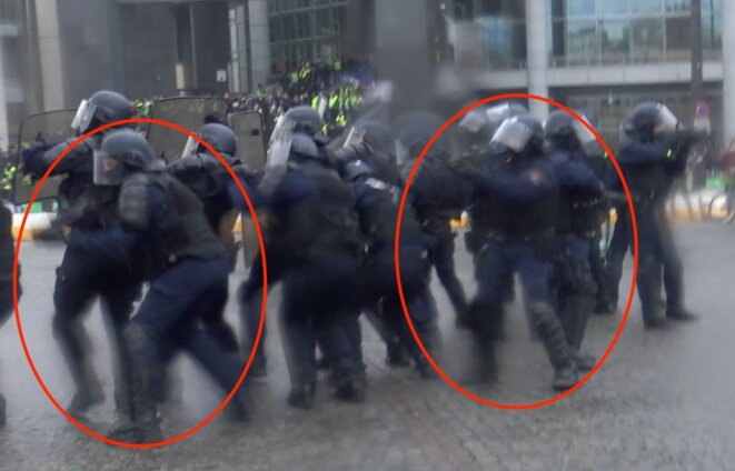 Comme le montre cette image extraite d'un reportage vidéo de Clément Lanot, deux policiers de la CSI se sont positionnés pour tirer avec leur LBD. D'après les vidéos, le premier, à gauche, se redresse et tire. © Clément Lanot Comme le montre cette image extraite d'un reportage vidéo de Clément Lanot, deux policiers de la CSI se sont positionnés pour tirer avec leur LBD. D'après les vidéos, le premier, à gauche, se redresse et tire. © Clément Lanot