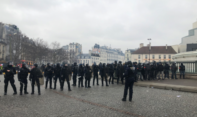 Quelques-unes des unités mobiles mobilisées, samedi. Ici avant les tirs de grenade et LBD subis par Jérôme Rodrigues. © Karl Laske Quelques-unes des unités mobiles mobilisées, samedi. Ici avant les tirs de grenade et LBD subis par Jérôme Rodrigues. © Karl Laske