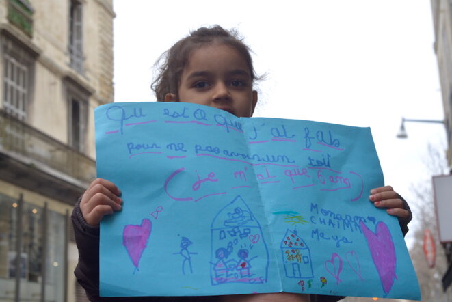 La fille de Shaima, 6 ans, a dessiné sa mère blessée par la chute du toit de leur appartement. © LF La fille de Shaima, 6 ans, a dessiné sa mère blessée par la chute du toit de leur appartement. © LF