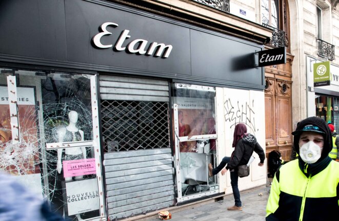 Un casseur brise la vitrine de la boutique Etam place de la république pendant l'acte 12 de la mobilisation des gilets jaunes © Christian DROUET Un casseur brise la vitrine de la boutique Etam place de la république pendant l'acte 12 de la mobilisation des gilets jaunes © Christian DROUET