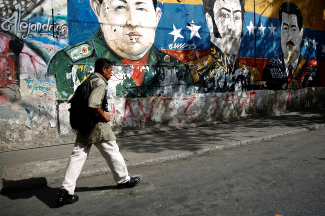Dans une rue de Caracas, devant les portraits de Simon Bolivar, Hugo Chavez et Nicolas Maduro, le 30 janvier 2019. © Reuters Dans une rue de Caracas, devant les portraits de Simon Bolivar, Hugo Chavez et Nicolas Maduro, le 30 janvier 2019. © Reuters