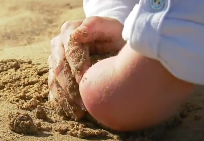 À Guidel (Morbihan), l'une des fillettes est née sans avant-bras. © Capture d'écran France3 À Guidel (Morbihan), l'une des fillettes est née sans avant-bras. © Capture d'écran France3