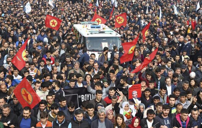 Les funérailles de Tahir Elçi, le 29 novembre 2015 à Diyarbakir. © Reuters Les funérailles de Tahir Elçi, le 29 novembre 2015 à Diyarbakir. © Reuters