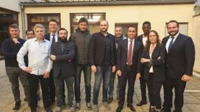 Luigi Di Maio et certains "gilets jaunes" Luigi Di Maio et certains "gilets jaunes"