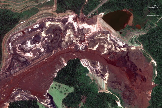 Après l'effondrement du barrage, la coulée de boue sur le site minier de Brumadinho a fait au moins 142 morts. © Reuters
