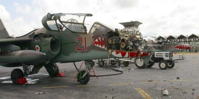 Un avion de chasse de l’armée de l’air ivoirienne détruit sur ordre du président Jacques Chirac, à Yamoussoukro le 8 novembre 2004. © Luc Gnago / Reuters Un avion de chasse de l’armée de l’air ivoirienne détruit sur ordre du président Jacques Chirac, à Yamoussoukro le 8 novembre 2004. © Luc Gnago / Reuters