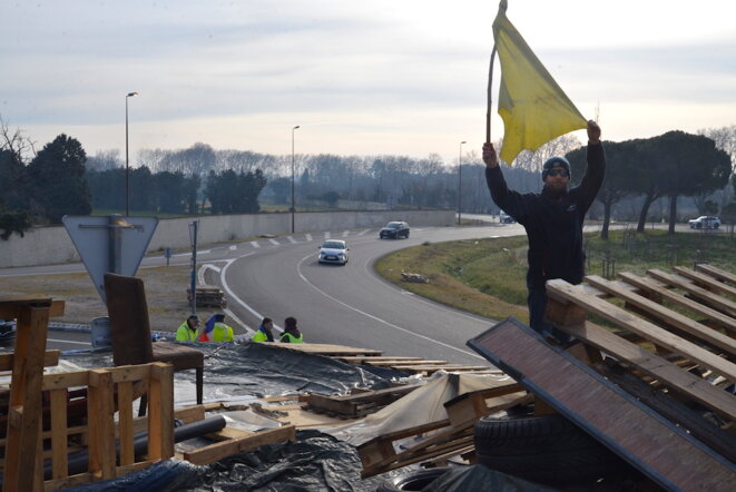 Des gilets jaunes sont venus en renfort de tout le département sur un rond-point d'Avignon où la baraque est menacée de destruction par les autorités. © LF Des gilets jaunes sont venus en renfort de tout le département sur un rond-point d'Avignon où la baraque est menacée de destruction par les autorités. © LF