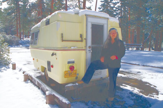 Linda et le «Squeeze Inn» (sa caravane), sous la neige au Hanna Flat Campground. © Jessica Bruder Linda et le «Squeeze Inn» (sa caravane), sous la neige au Hanna Flat Campground. © Jessica Bruder