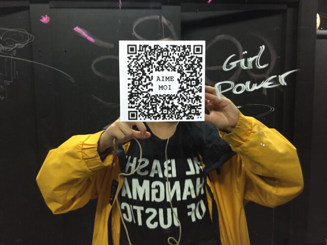 Citoyenne Féministe collant des QR code des les rues de France pour la Saint-Valentin © Citoyenne Féministe Citoyenne Féministe collant des QR code des les rues de France pour la Saint-Valentin © Citoyenne Féministe