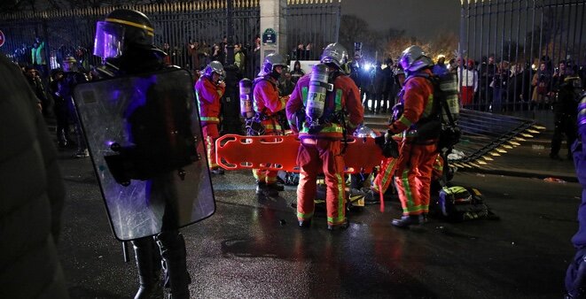 Des secours emportant un manifestant blessé, à Paris le 1er décembre 2018. © Reuters