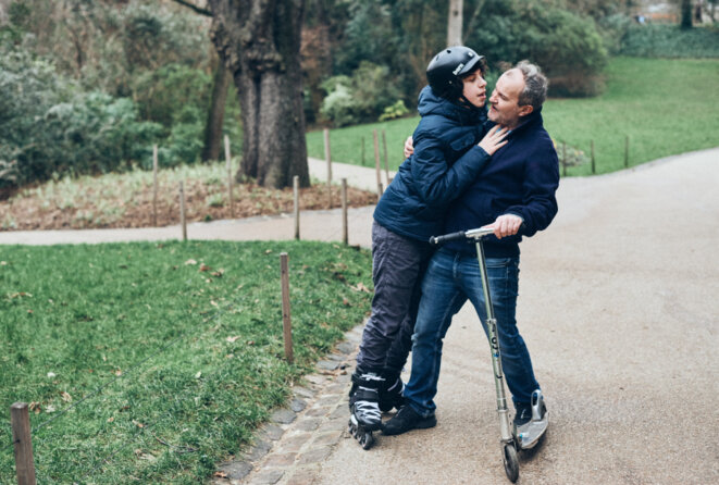 Gabin et son père Laurent dans le parc près de leur maison à Paris. © Spectrum News