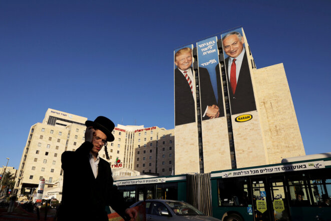 Une affiche de campagne présentant l'alliance entre Netanyahou et Trump comme argument électoral. © Reuters Une affiche de campagne présentant l'alliance entre Netanyahou et Trump comme argument électoral. © Reuters