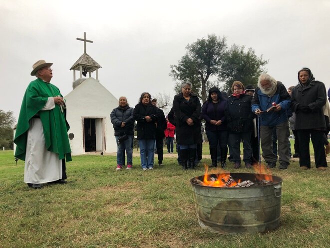 Messe à l'église de la Lomita menacée, le 8 février. À gauche, le père Roy Snipes. © MM/Mediapart Messe à l'église de la Lomita menacée, le 8 février. À gauche, le père Roy Snipes. © MM/Mediapart