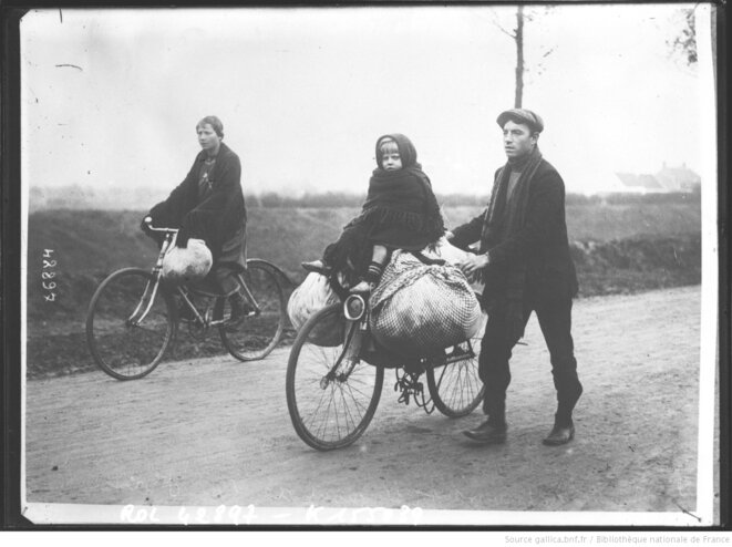 Famille de réfugiés belges traversant le Nord de la France en bicyclette en 1914. Agence Rol, Paris, 1914. Source: www.gallica.bnf.fr Famille de réfugiés belges traversant le Nord de la France en bicyclette en 1914. Agence Rol, Paris, 1914. Source: www.gallica.bnf.fr