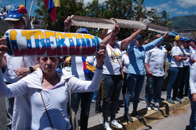 Avec une banderole, Liberté, les opposants protestent devant la base militaire de la Carlota. © JBM Avec une banderole, Liberté, les opposants protestent devant la base militaire de la Carlota. © JBM
